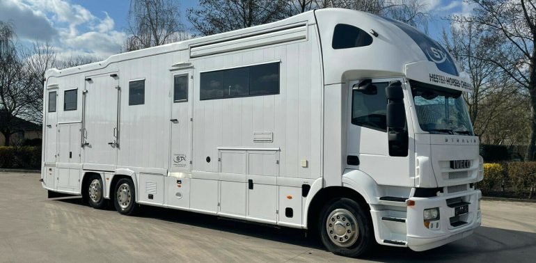 IVECO STRALIS 360 STX POP OUT & GROOM LIVING