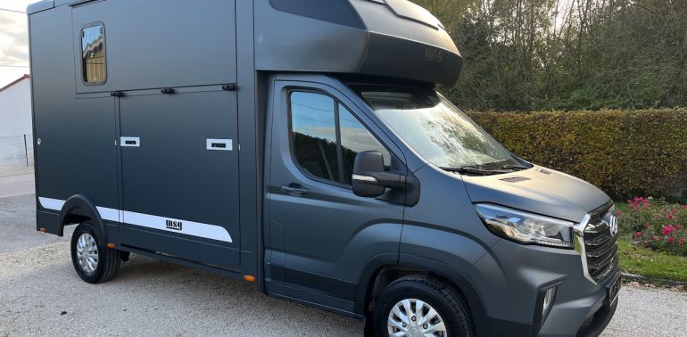 MAXUS DELIVER 9 LUXURY MSG STALLION LIGHT