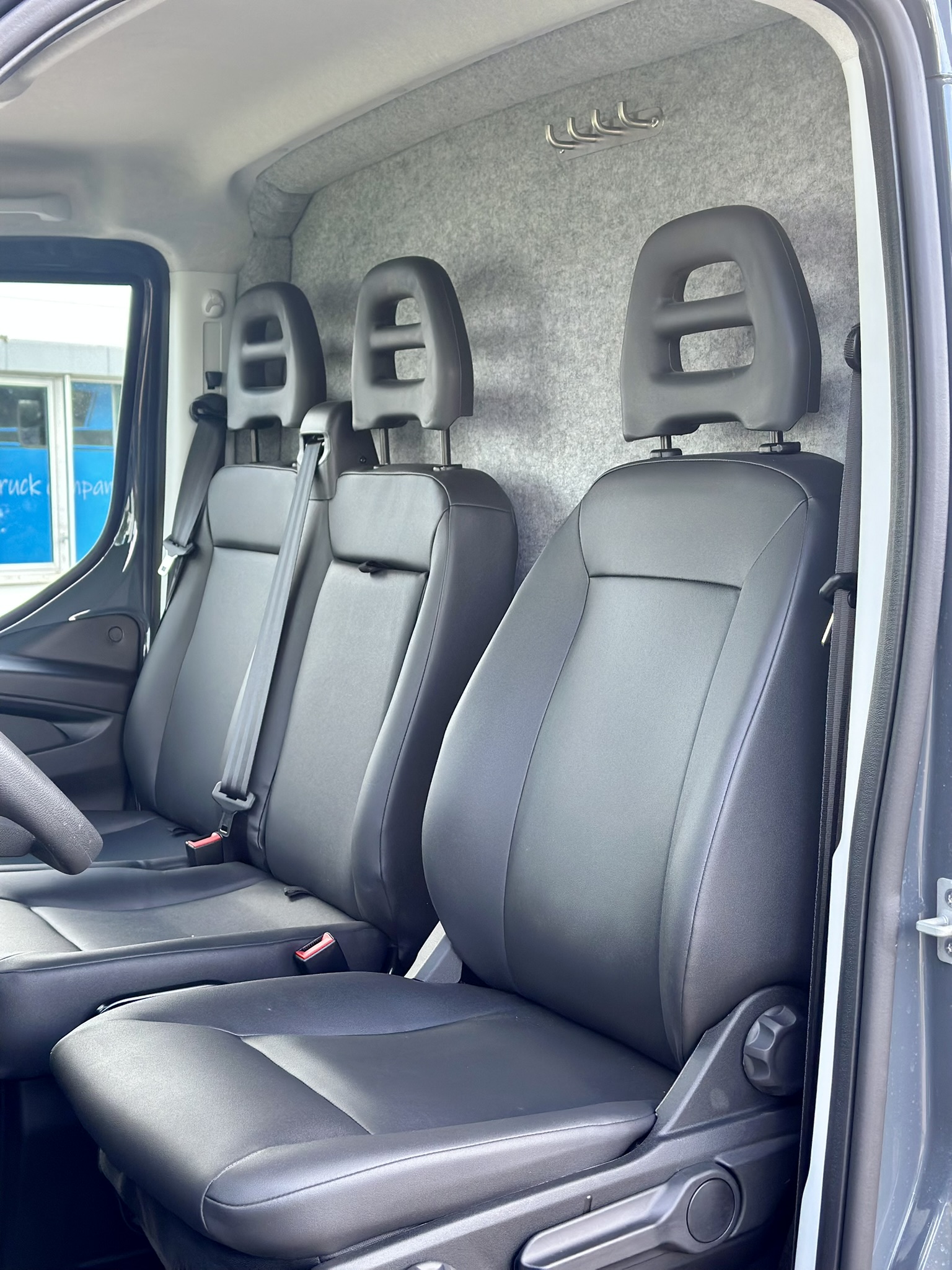iveco daily 35s21 stallion light msg silber1