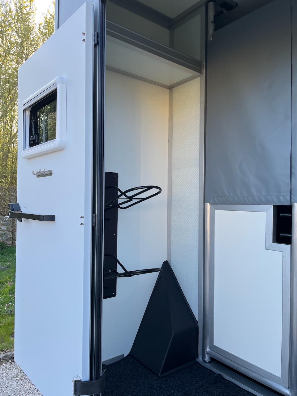 nissan interstar 165 stallion light expo11