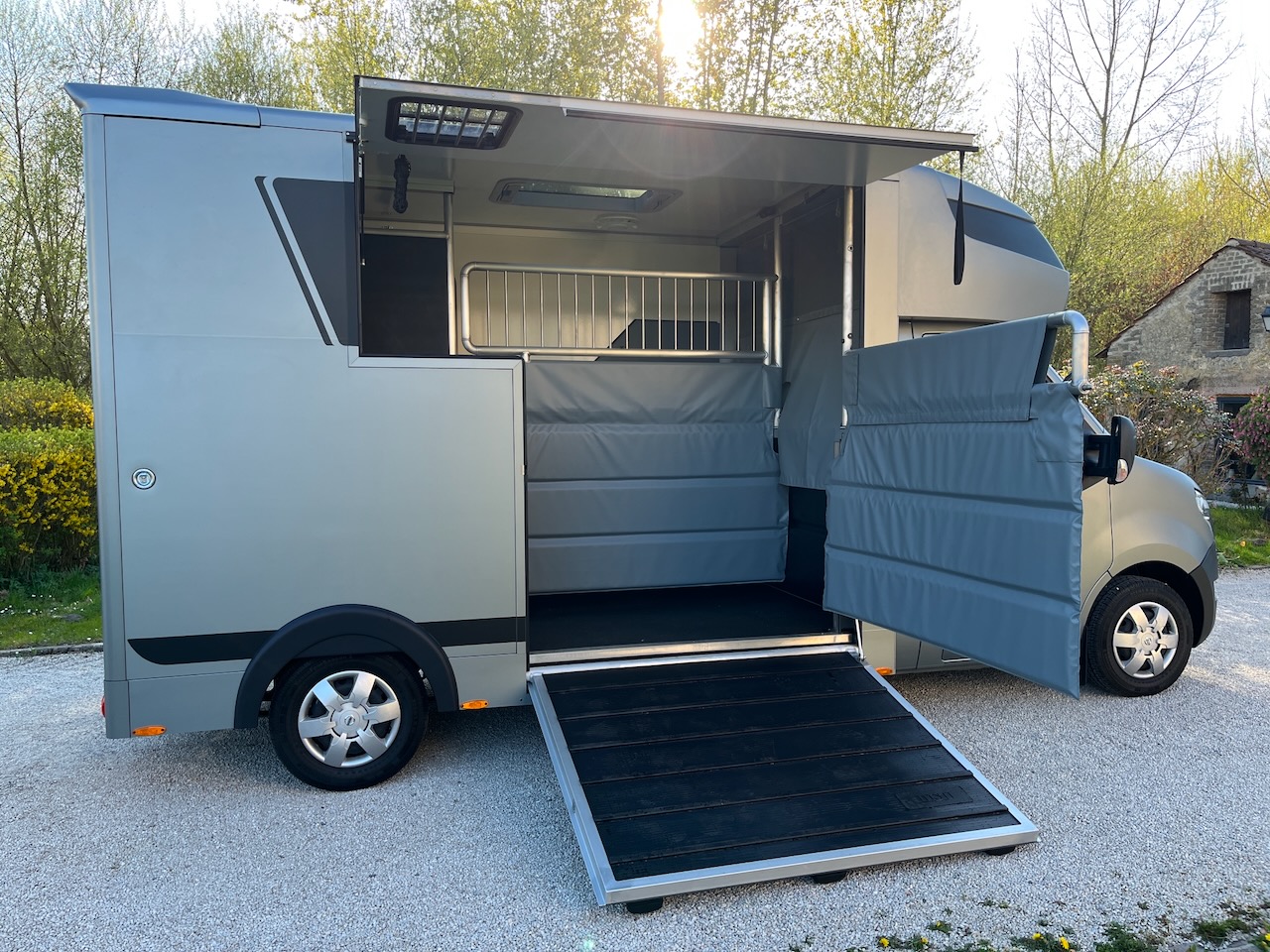 nissan interstar 165 stallion light expo17
